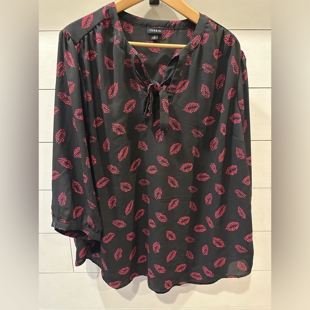 Torrid Black and Pink Lipstick Women's Top- size 2